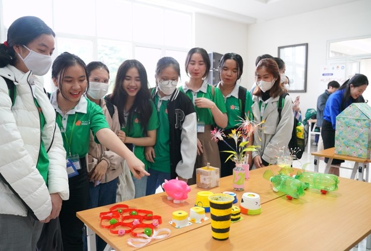 Sinh viên Đại học Đông Á làm đồ Handmade gây quỹ ủng hộ vé xe Tết